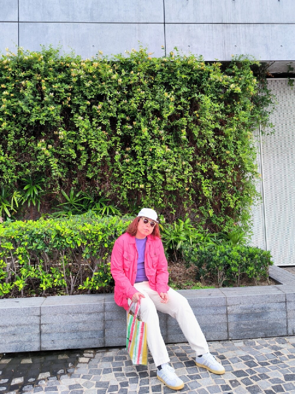 「NEW CAPのアイテム（サンバイザー、ホワイト系）」を使った、Panda Ngさん（メンズ・180cm）の夏コーディネートの2枚目の写真