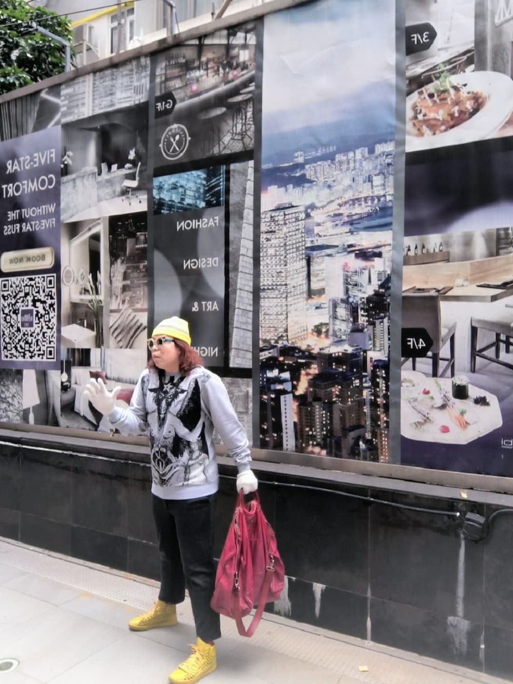 グレー系のスウェット、レッド系のトートバッグ、イエロー系のスニーカーを着用したメンズの春コーディネートの2枚目の写真