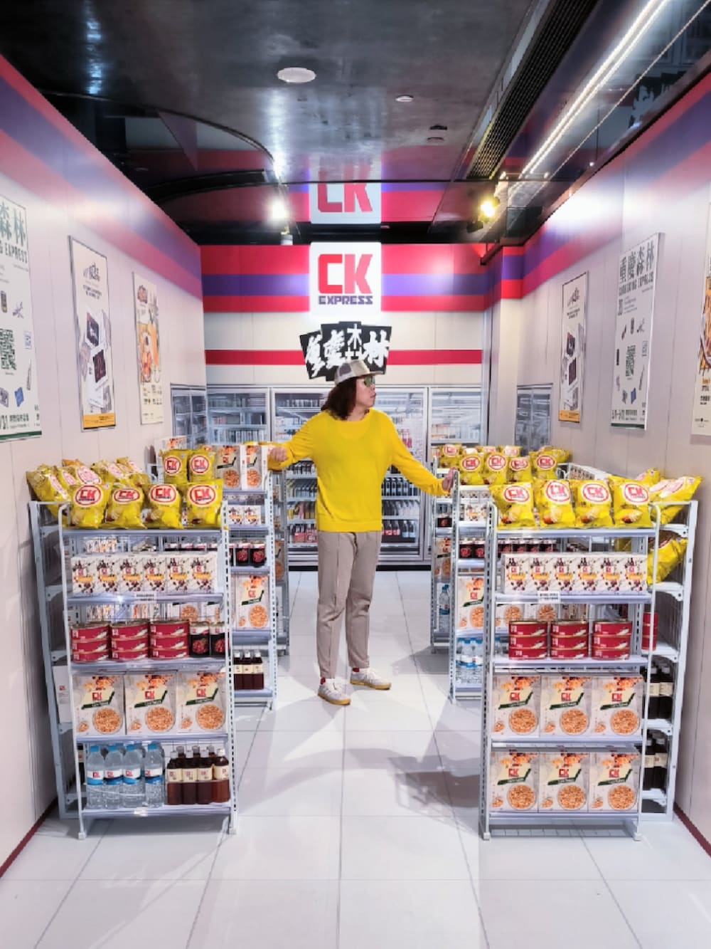 「adidasのアイテム（スニーカー、ホワイト系）」を使った、Panda Ngさん（メンズ・180cm）の春コーディネートの3枚目の写真