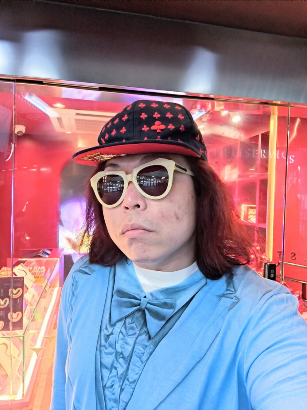 「MARC JACOBSのアイテム（エコバッグ/サブバッグ、オレンジ系）」を使った、Panda Ngさん（メンズ・180cm）の夏コーディネートの3枚目の写真