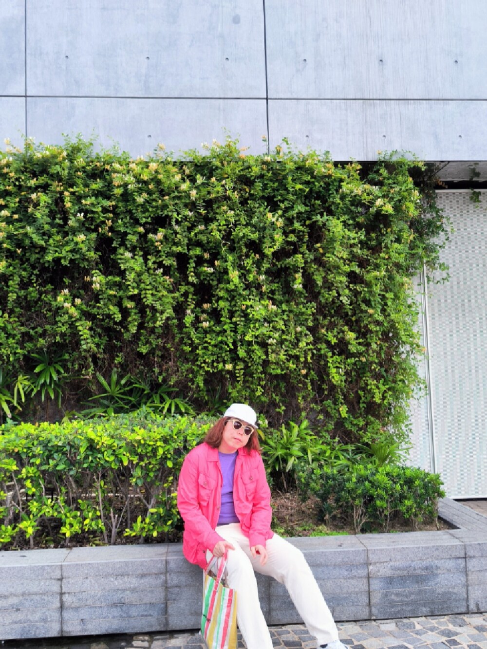 「NEW CAPのアイテム（サンバイザー、ホワイト系）」を使った、Panda Ngさん（メンズ・180cm）の夏コーディネートの3枚目の写真