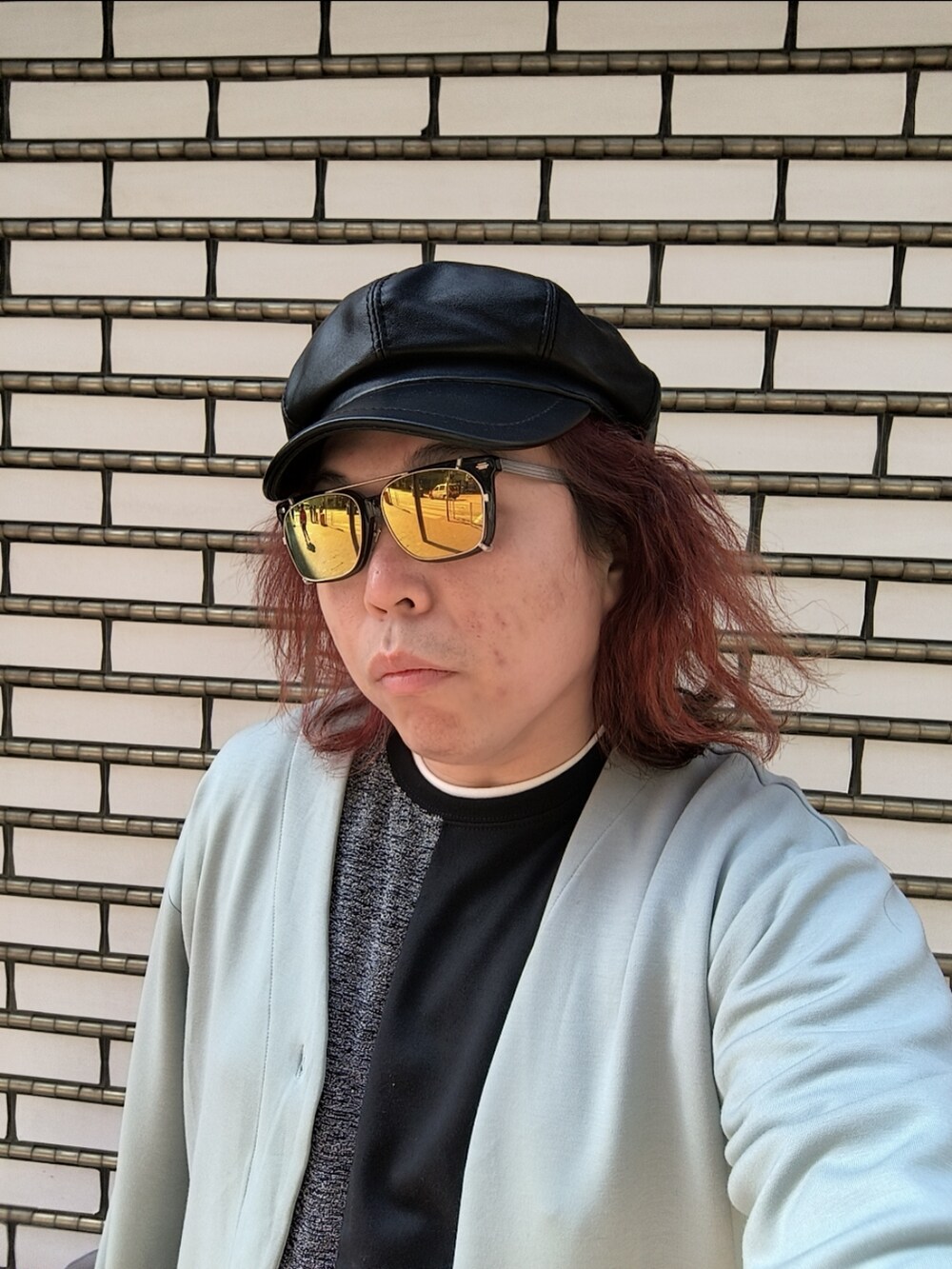 「VERSACEのアイテム（エコバッグ/サブバッグ、グレー系）」を使った、Panda Ngさん（メンズ・180cm）の冬コーディネートの4枚目の写真