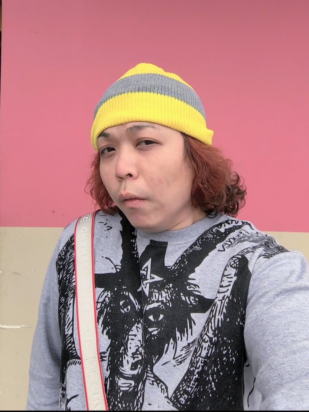 「CHANELのアイテム（メッセンジャーバッグ、ホワイト系）」を使った、Panda Ngさん（メンズ・180cm）の冬コーディネートの2枚目の写真