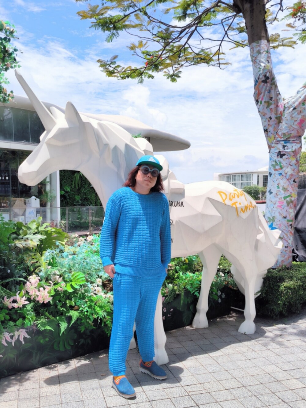 「CHANELのアイテム（エコバッグ/サブバッグ、ブルー系）」を使った、Panda Ngさん（メンズ・180cm）の春コーディネートの2枚目の写真