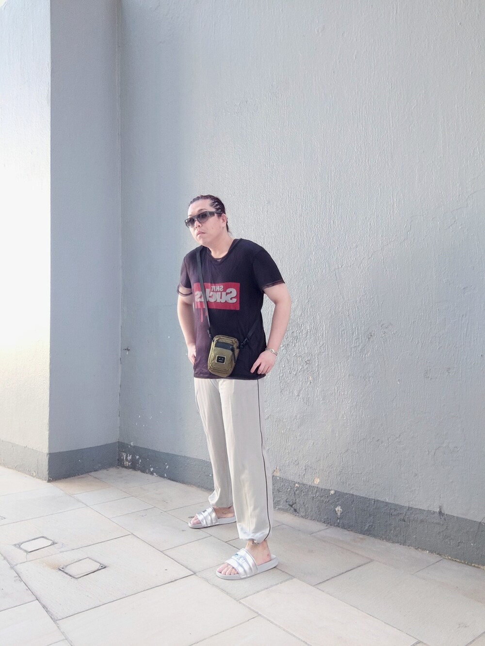 「JUICY COUTUREのアイテム（ビーチサンダル、シルバー系）」を使った、Panda Ngさん（メンズ・180cm）の秋コーディネートの3枚目の写真