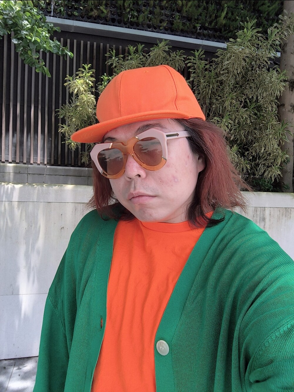 「Vivienne Westwoodのアイテム（スリッポン、オレンジ系）」を使った、Panda Ngさん（メンズ・180cm）の夏コーディネートの3枚目の写真