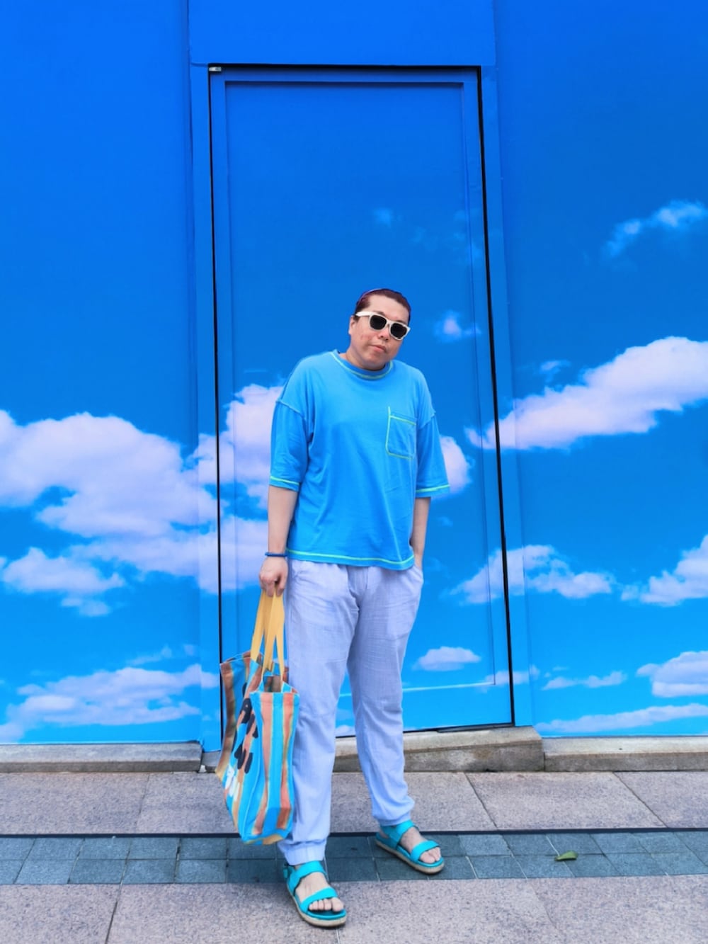 「niko and...のアイテム（Tシャツ/カットソー、ブルー系）」を使った、Panda Ngさん（メンズ・180cm）の夏コーディネートの2枚目の写真