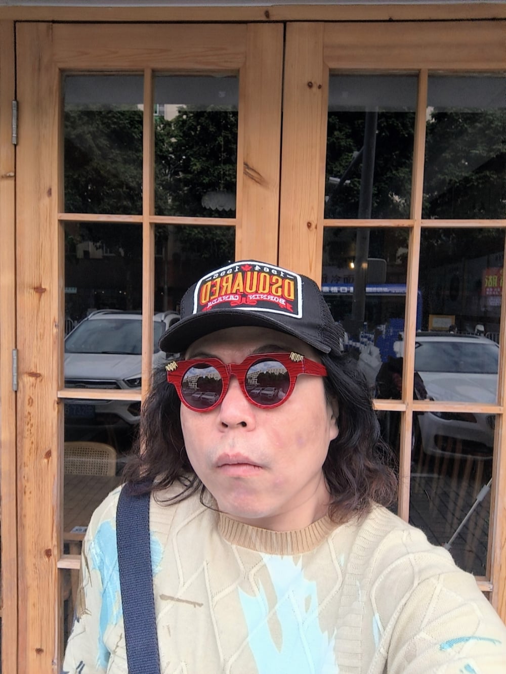 ベージュ系のパンツ、オレンジ系のシューズ、ベージュ系のニット/セーターを着用したメンズの冬コーディネートの4枚目の写真