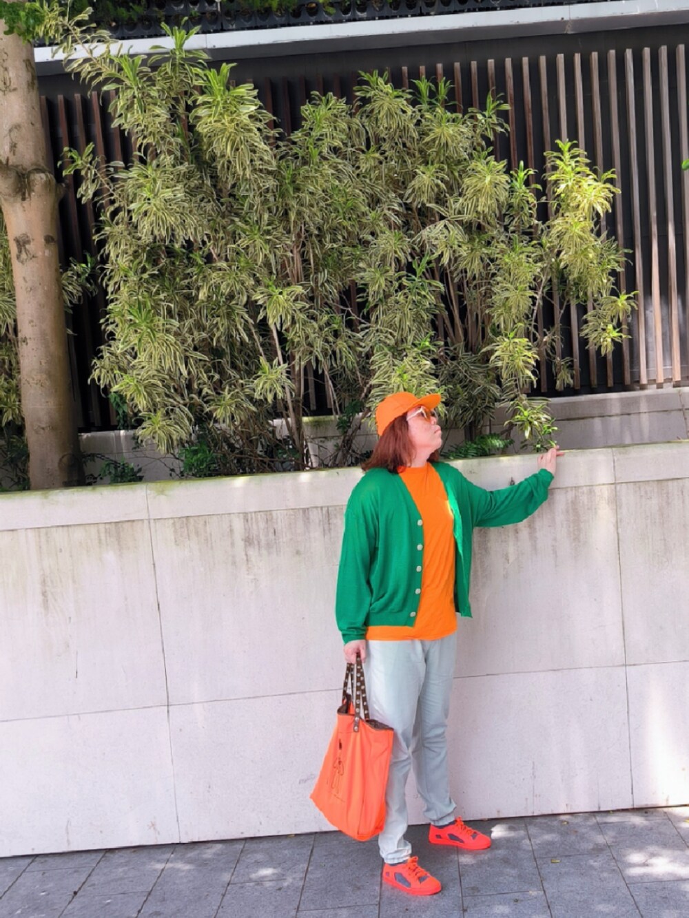 「Vivienne Westwoodのアイテム（スリッポン、オレンジ系）」を使った、Panda Ngさん（メンズ・180cm）の夏コーディネートの2枚目の写真