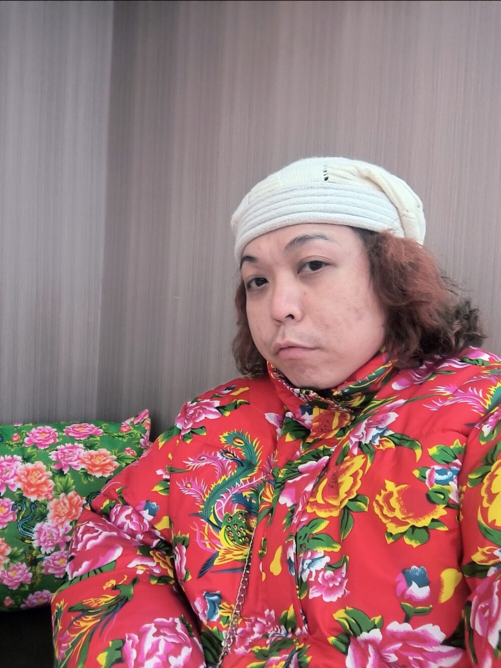 「CHANELのアイテム（バッグ、レッド系）」を使った、Panda Ngさん（メンズ・180cm）の冬コーディネートの4枚目の写真