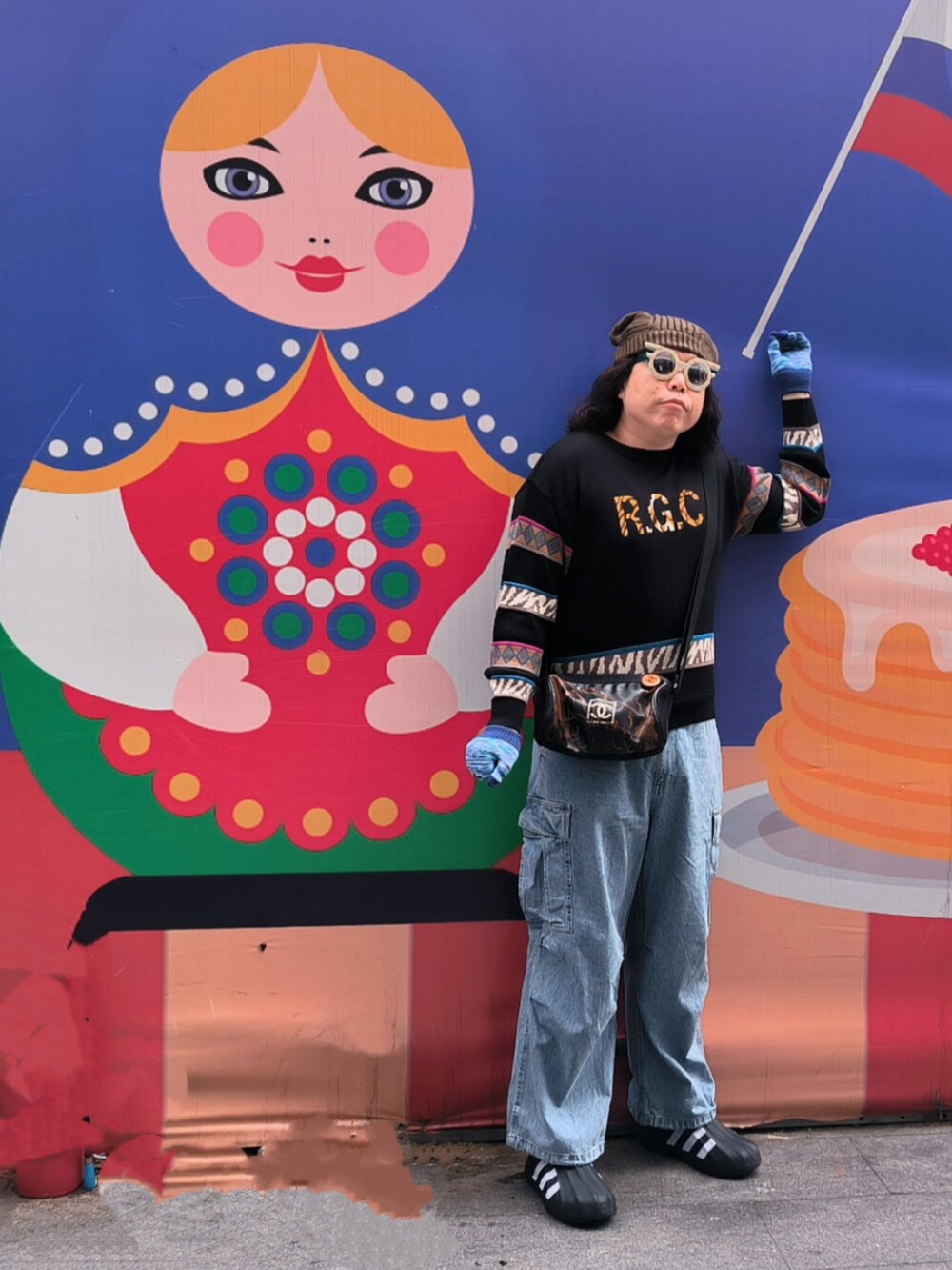 「CHANELのアイテム（ドラムバッグ、ブラウン系）」を使った、Panda Ngさん（メンズ・180cm）の春コーディネートの3枚目の写真