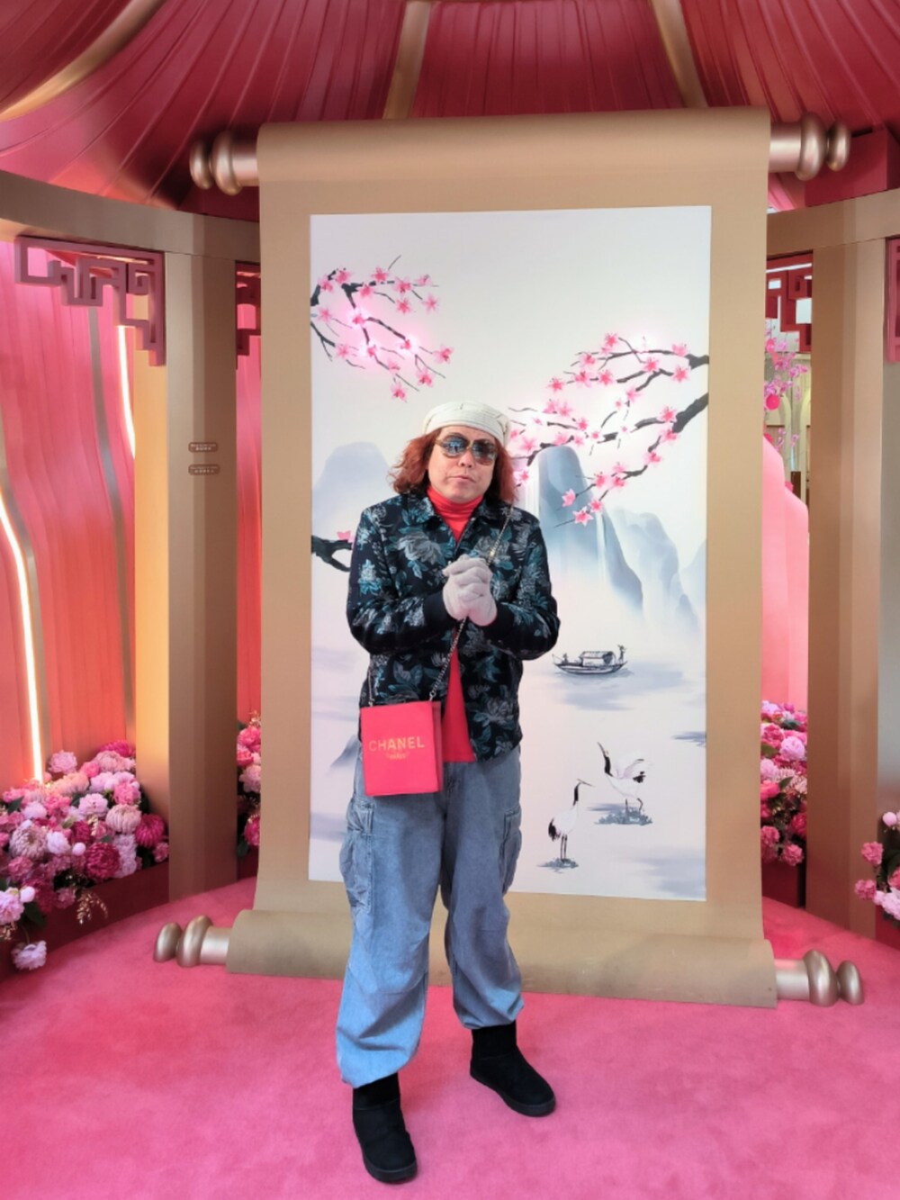 「CHANELのアイテム（バッグ、レッド系）」を使った、Panda Ngさん（メンズ・180cm）の冬コーディネートの3枚目の写真