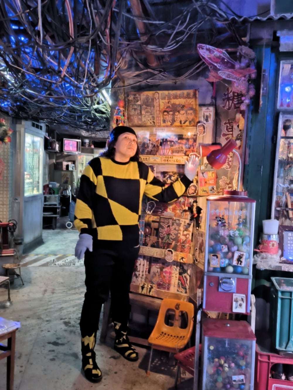 「NUMERO 10 のアイテム（トートバッグ、レッド系）」を使った、Panda Ngさん（メンズ・180cm）の春コーディネートの4枚目の写真