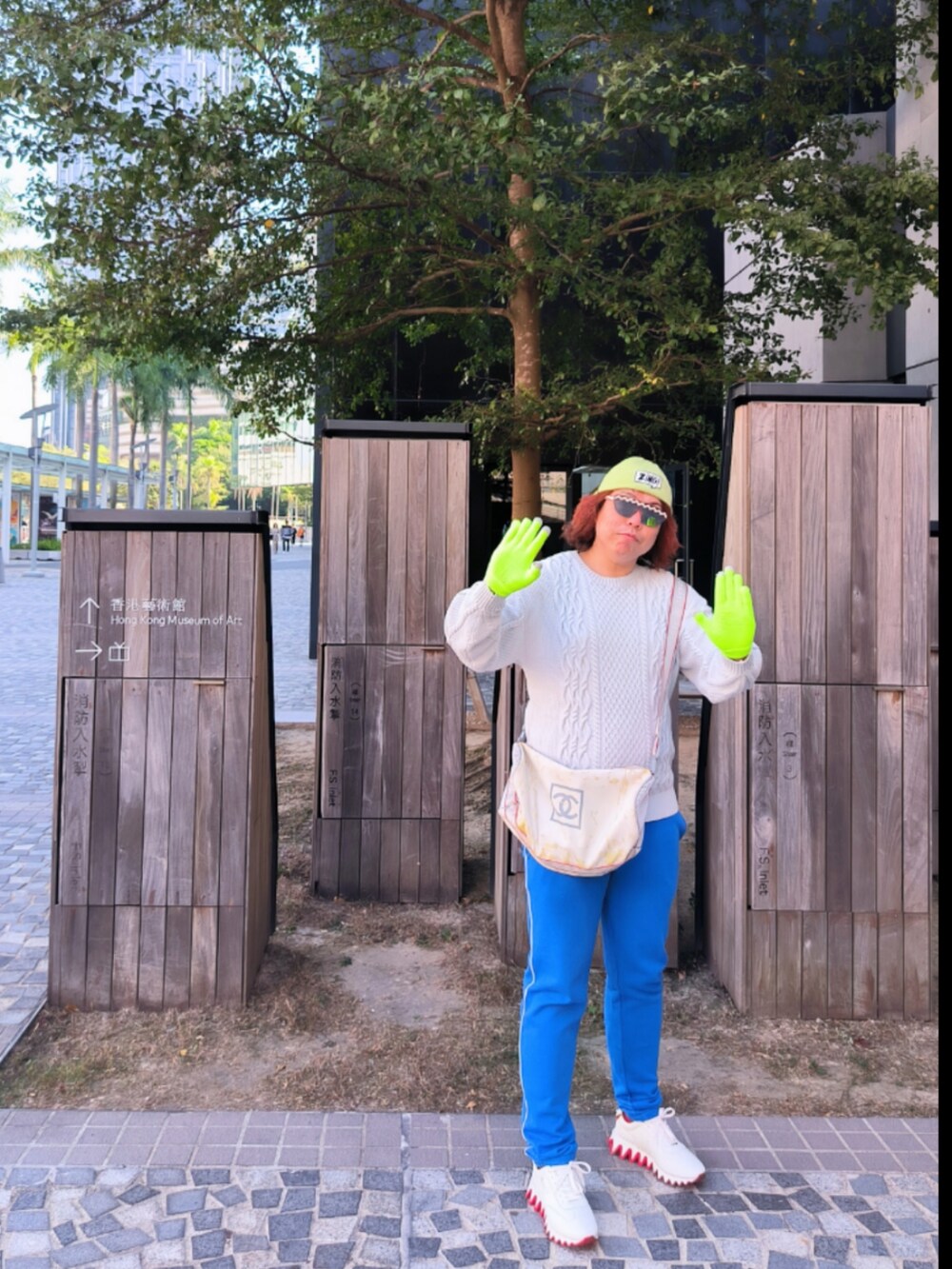 「SUNDAY BESTのアイテム（ニット/セーター、グレー系）」を使った、Panda Ngさん（メンズ・180cm）の冬コーディネートの2枚目の写真