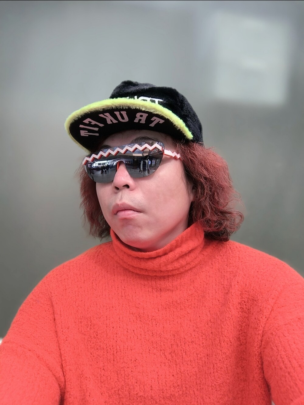 「ANYA HINDMARCHのアイテム（モカシン/デッキシューズ、ブラック系）」を使った、Panda Ngさん（メンズ・180cm）の冬コーディネートの5枚目の写真