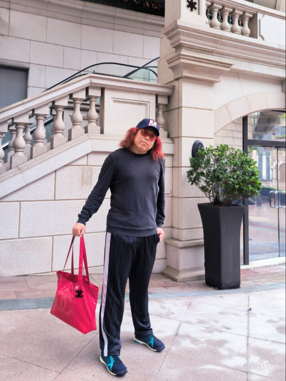 「CHANELのアイテム（エコバッグ/サブバッグ、レッド系）」を使った、Panda Ngさん（メンズ・180cm）の秋コーディネートの3枚目の写真