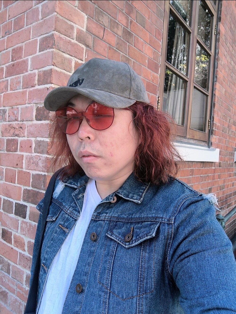 「DOLCE&GABBANAのアイテム（メッセンジャーバッグ、イエロー系）」を使った、Panda Ngさん（メンズ・180cm）の冬コーディネートの3枚目の写真