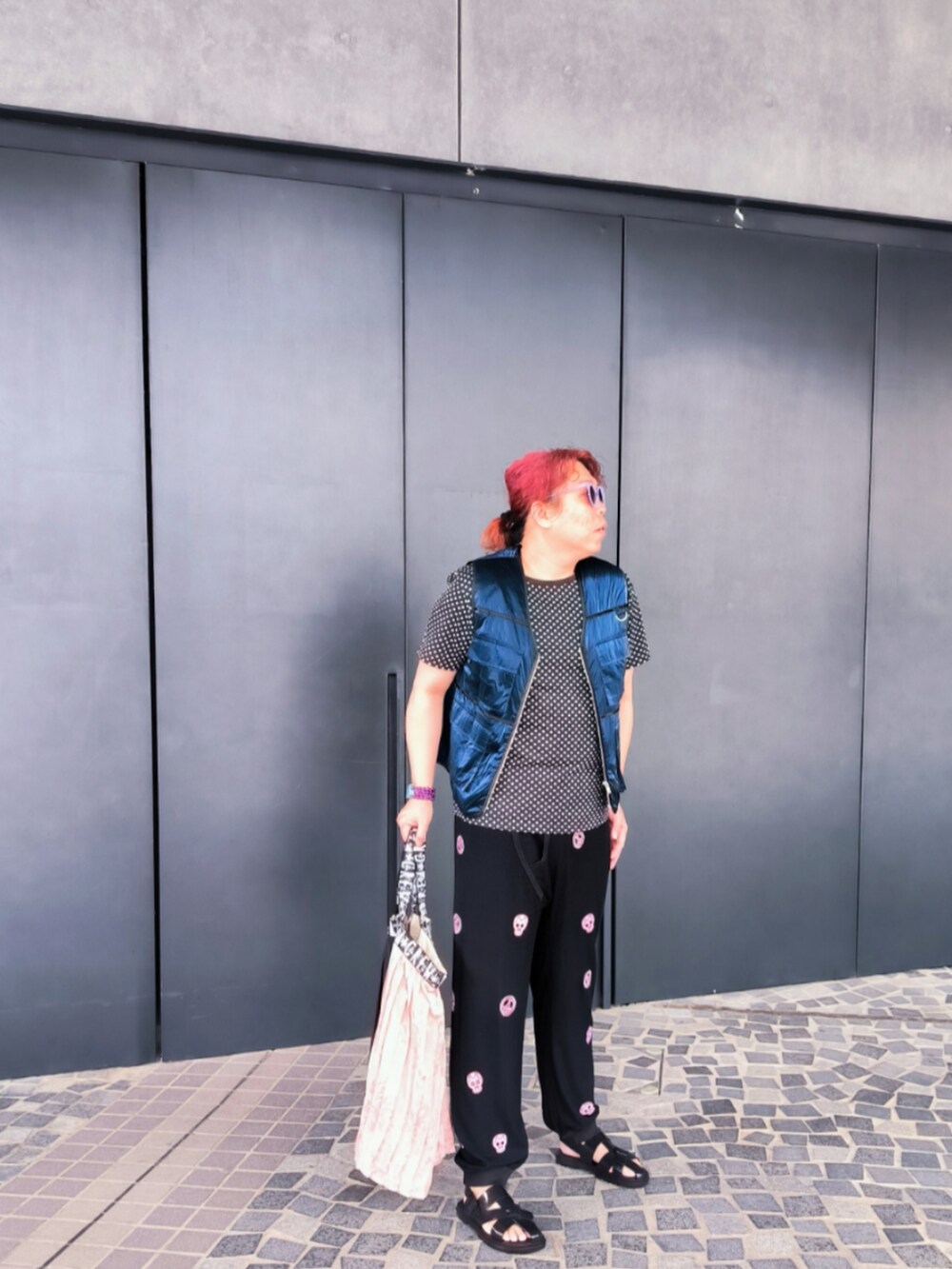 「marjan pejoskiのアイテム（チノパンツ、ブラック系）」を使った、Panda Ngさん（メンズ・180cm）の秋コーディネートの3枚目の写真