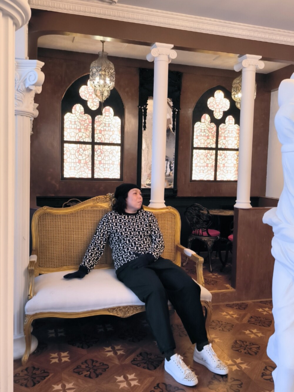 「CHANELのアイテム（スーツケース/キャリーバッグ、ブラック系）」を使った、Panda Ngさん（メンズ・180cm）の春コーディネートの5枚目の写真