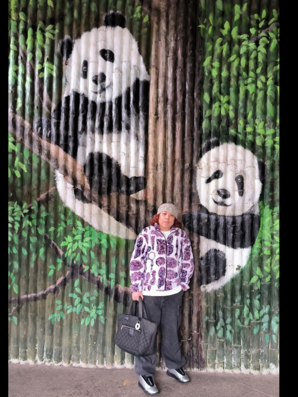 「CHANELのアイテム（メッセンジャーバッグ、グレー系）」を使った、Panda Ngさん（メンズ・180cm）の冬コーディネートの3枚目の写真