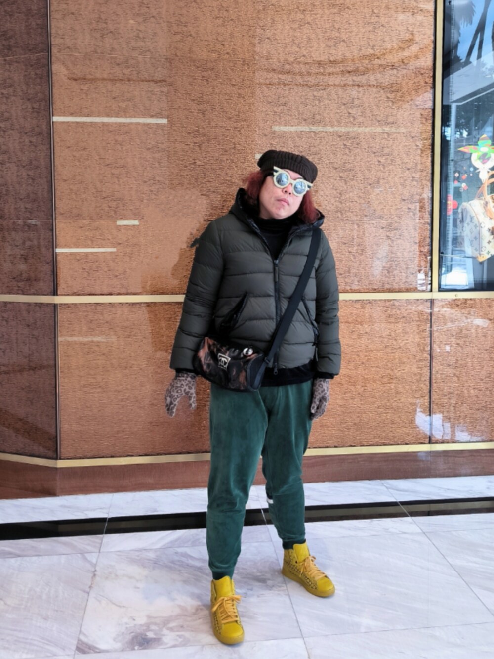 「DUVETICAのアイテム（ダウンジャケット/コート、グリーン系）」を使った、Panda Ngさん（メンズ・180cm）の冬コーディネートの2枚目の写真