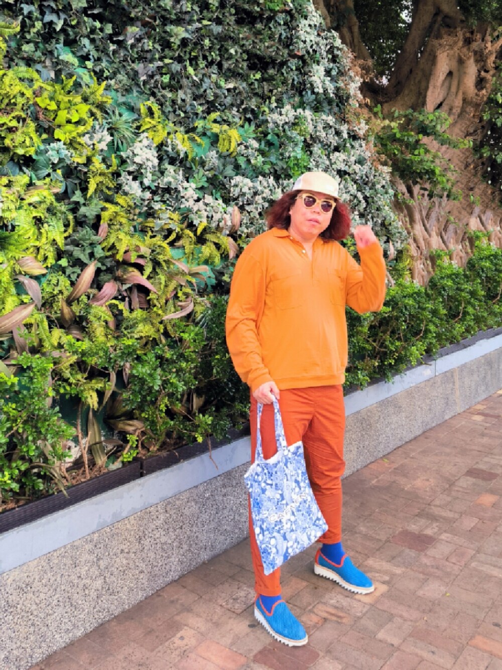 「DIEGO VANASSIBARAのアイテム（モカシン/デッキシューズ、ブルー系）」を使った、Panda Ngさん（メンズ・180cm）の春コーディネートの2枚目の写真