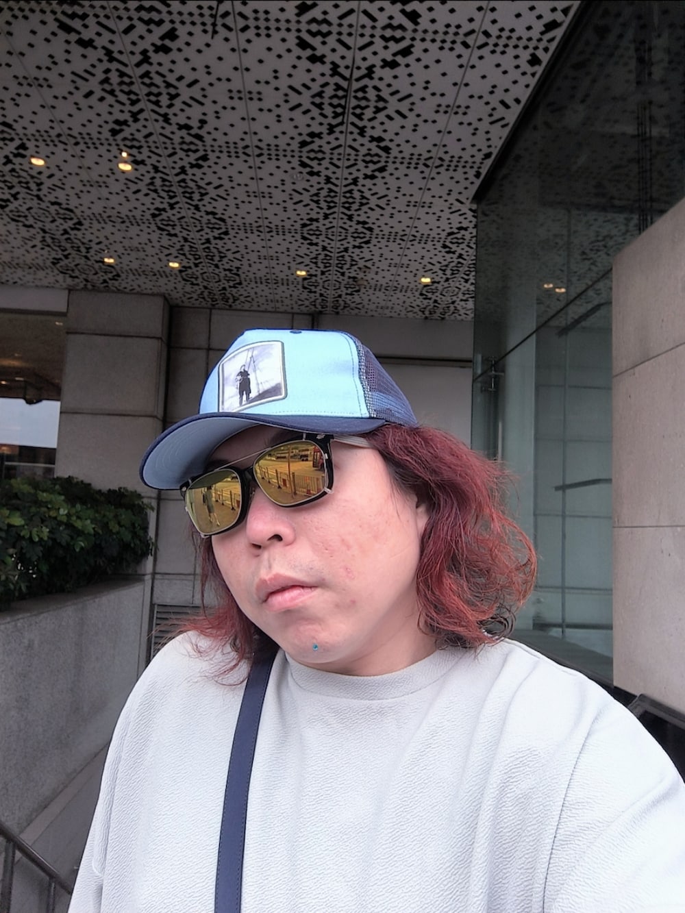 「miu miuのアイテム（ボディバッグ/ウエストポーチ、ブルー系）」を使った、Panda Ngさん（メンズ・180cm）の冬コーディネートの5枚目の写真