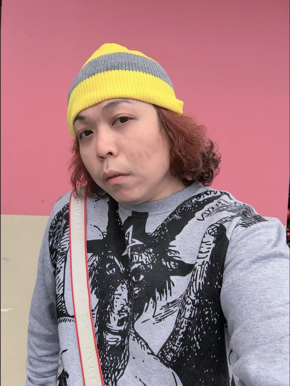 「CHANELのアイテム（メッセンジャーバッグ、ホワイト系）」を使った、Panda Ngさん（メンズ・180cm）の冬コーディネートの3枚目の写真