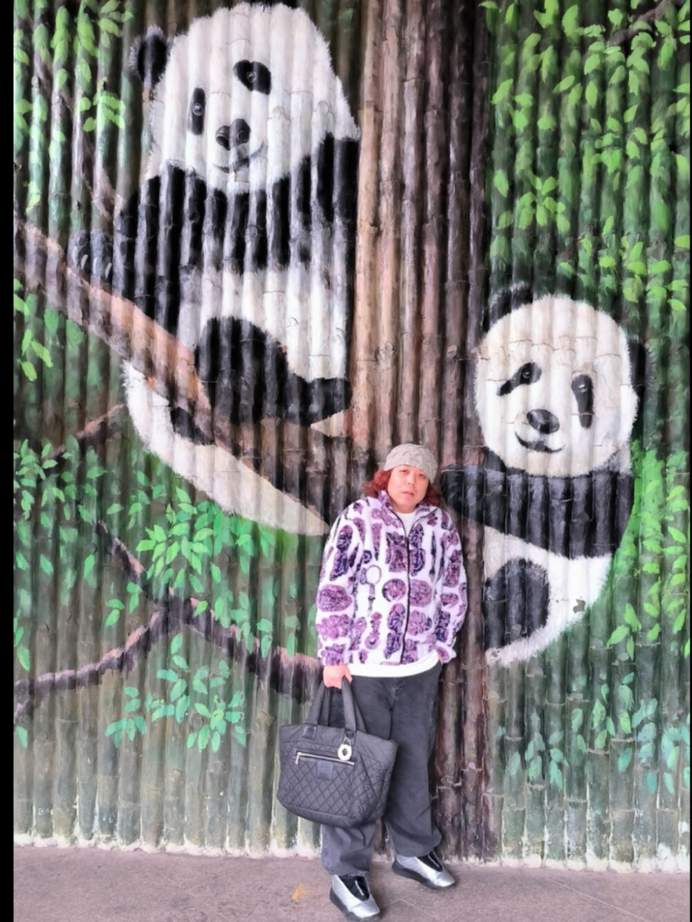 「CHANELのアイテム（メッセンジャーバッグ、グレー系）」を使った、Panda Ngさん（メンズ・180cm）の冬コーディネートの4枚目の写真