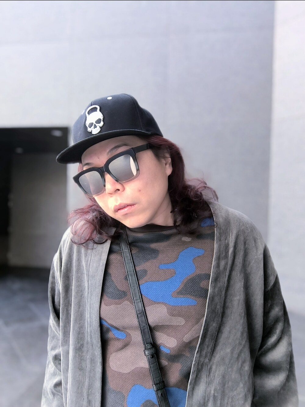 「GIENCHIのアイテム（スニーカー、ブラック系）」を使った、Panda Ngさん（メンズ・180cm）の冬コーディネートの3枚目の写真