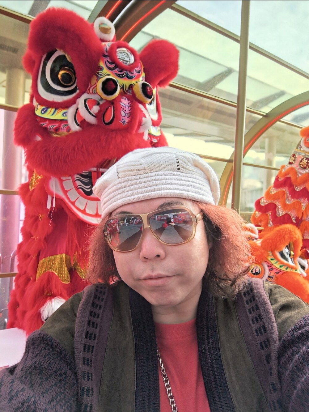 「CHANELのアイテム（バッグ、レッド系）」を使った、Panda Ngさん（メンズ・180cm）の冬コーディネートの4枚目の写真