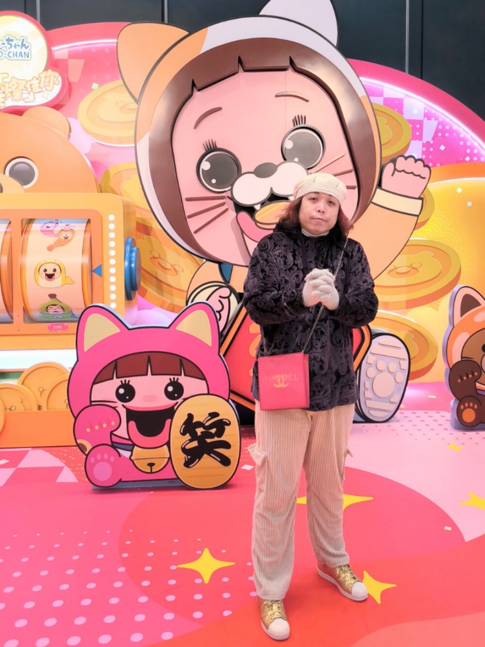 「CHANELのアイテム（バッグ、レッド系）」を使った、Panda Ngさん（メンズ・180cm）の冬コーディネートの3枚目の写真