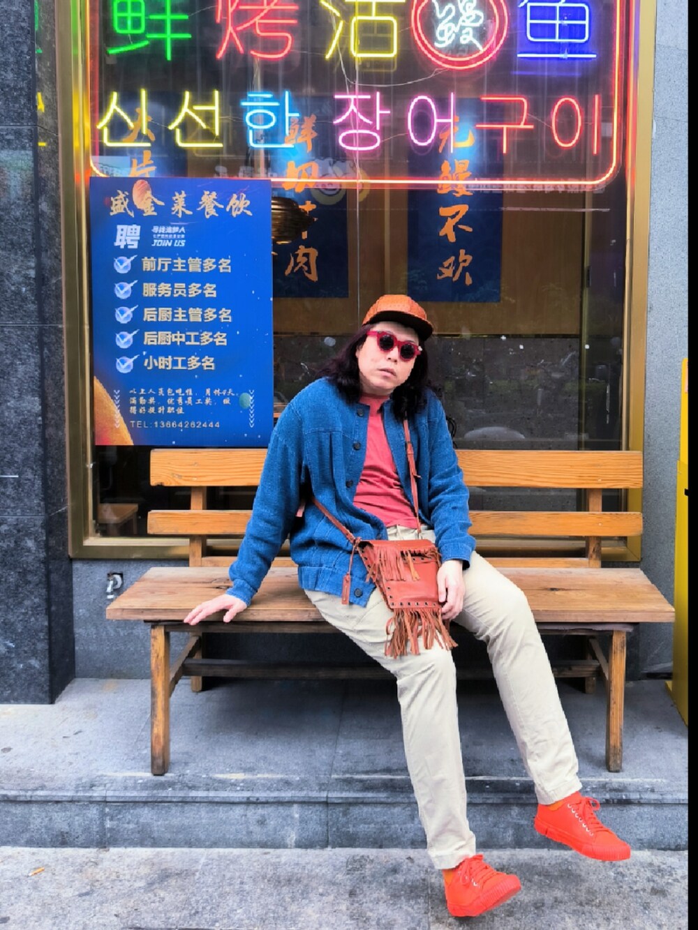 「bothのアイテム（シューズ、オレンジ系）」を使った、Panda Ngさん（メンズ・180cm）の冬コーディネートの4枚目の写真