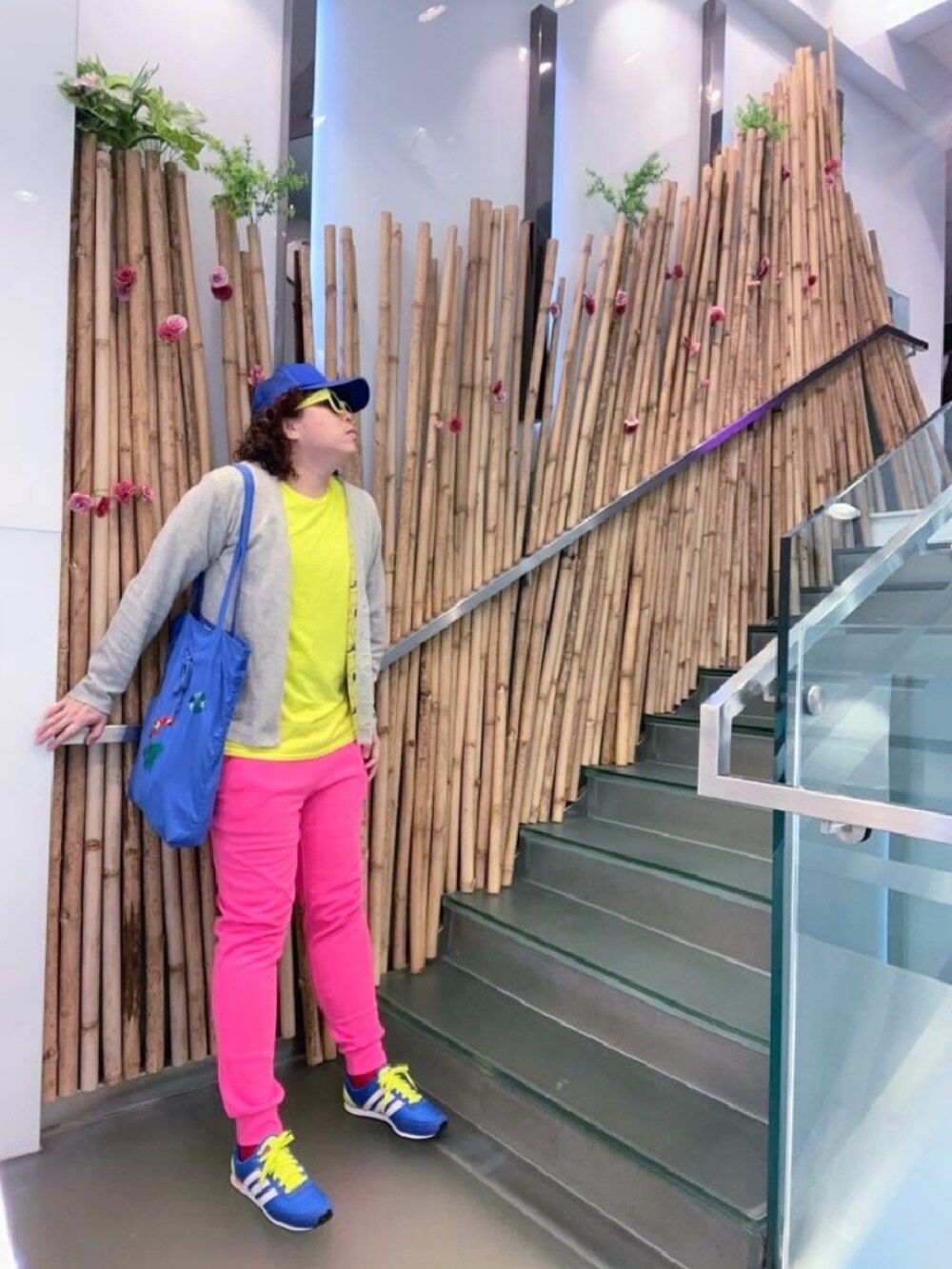 「adidasのアイテム（スニーカー、ブルー系）」を使った、Panda Ngさん（メンズ・180cm）の春コーディネートの2枚目の写真