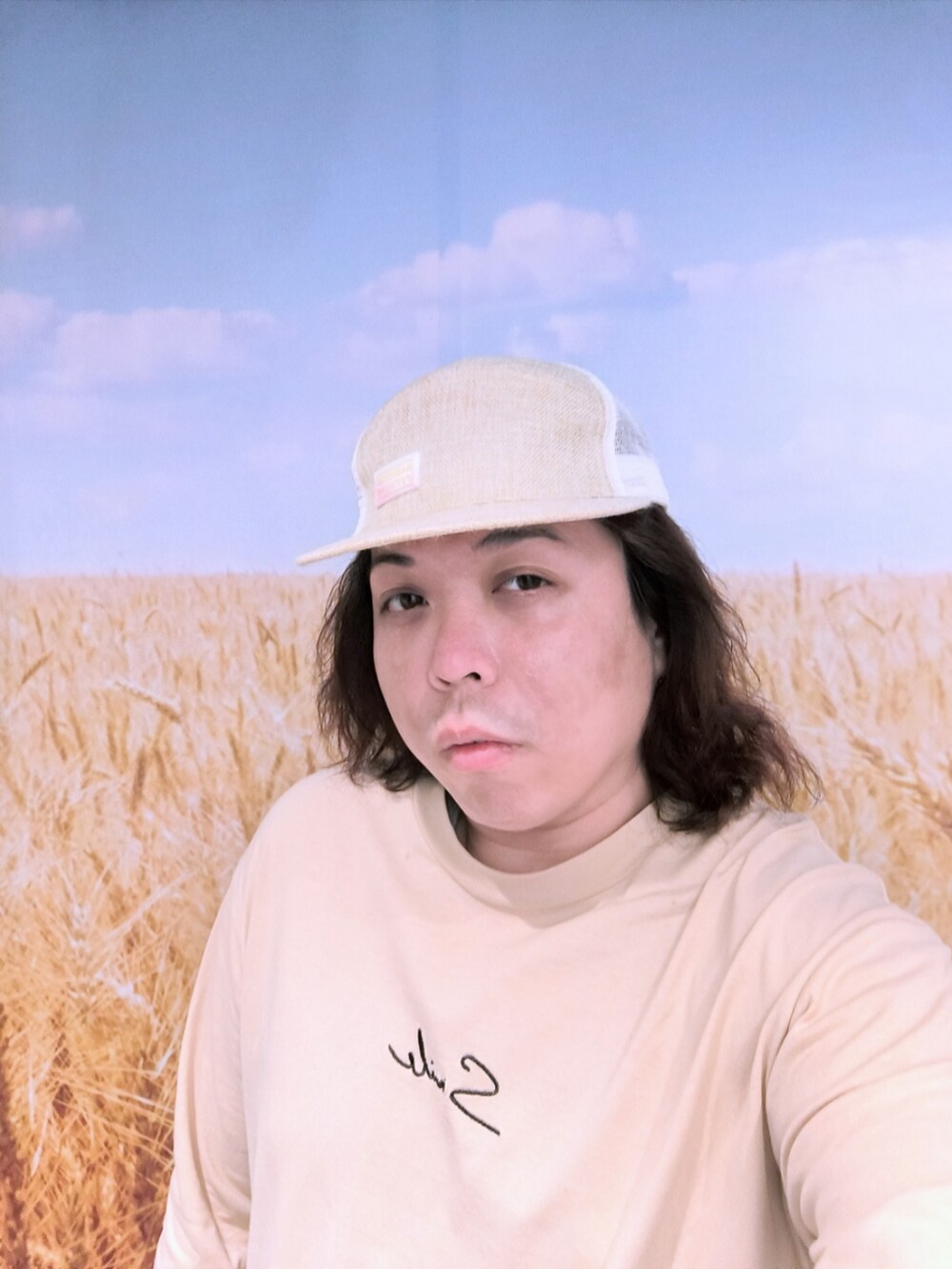 「MIHARA UIのアイテム（Tシャツ/カットソー、ベージュ系）」を使った、Panda Ngさん（メンズ・180cm）の春コーディネートの5枚目の写真