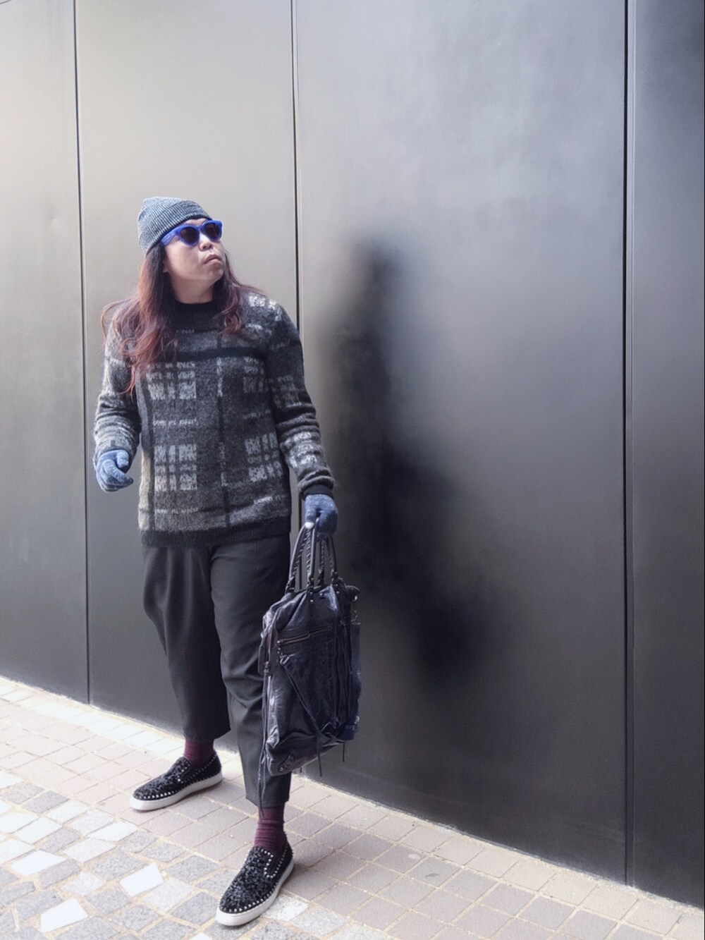 「asosのアイテム（ニット/セーター、グレー系）」を使った、Panda Ngさん（メンズ・180cm）の春コーディネートの2枚目の写真