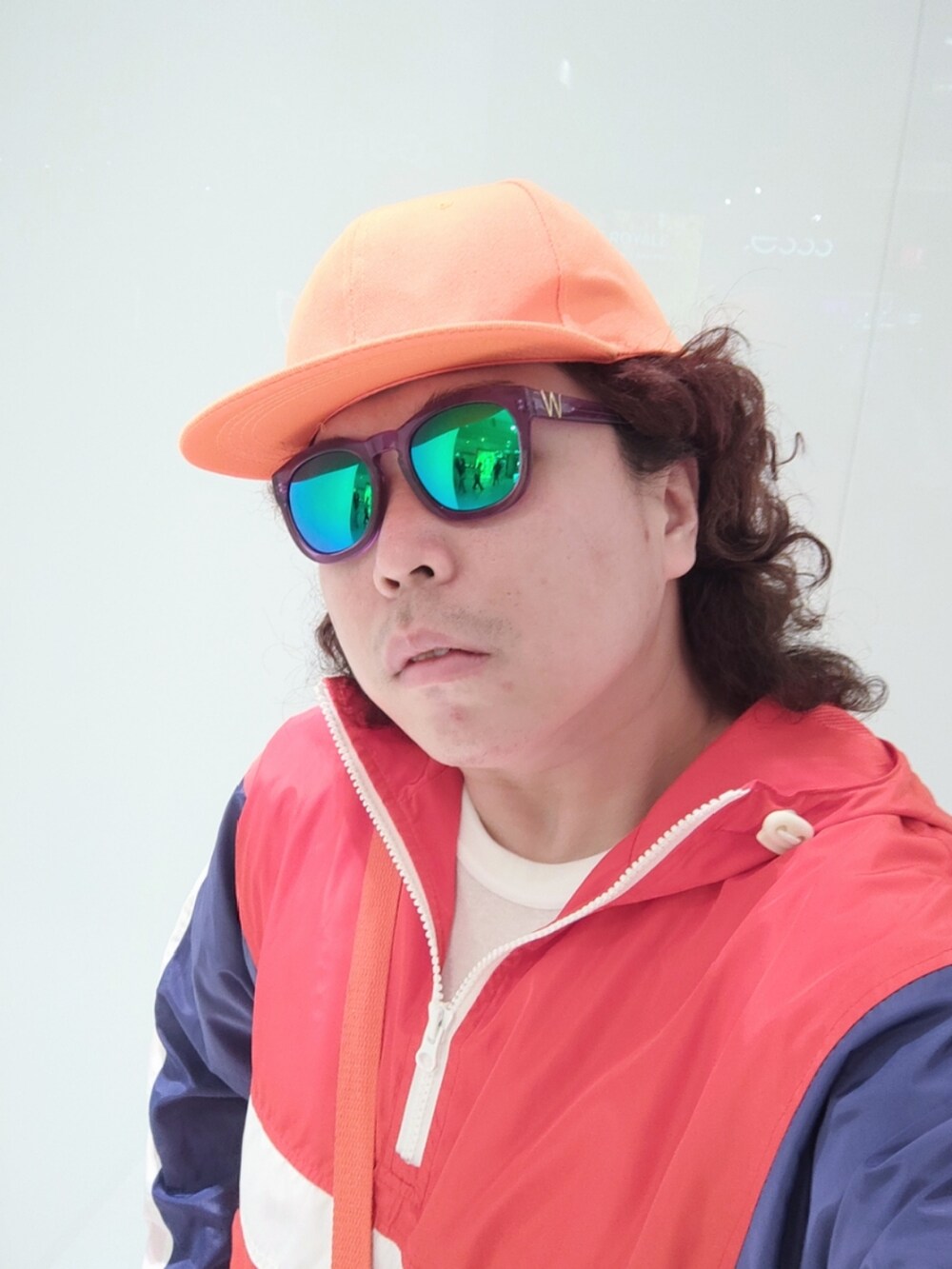 「FESSURAのアイテム（スニーカー、ブルー系）」を使った、Panda Ngさん（メンズ・180cm）の春コーディネートの3枚目の写真