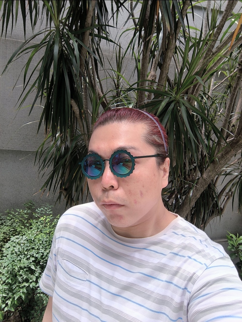 「CARVENのアイテム（Tシャツ/カットソー、グレー系）」を使った、Panda Ngさん（メンズ・180cm）の夏コーディネートの3枚目の写真
