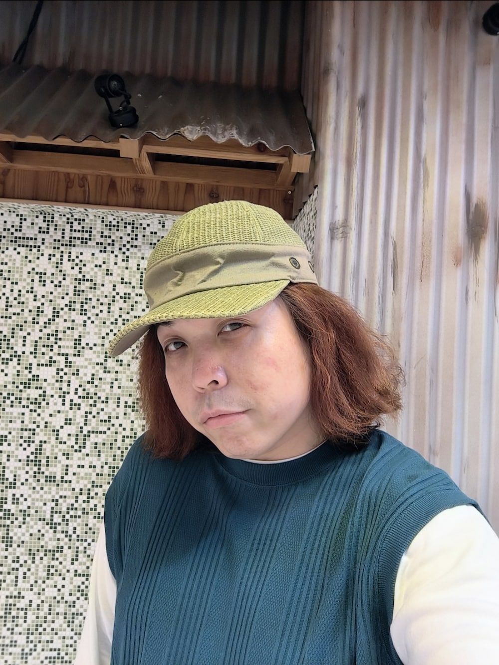 「GUのアイテム（チノパンツ、ベージュ系）」を使った、Panda Ngさん（メンズ・180cm）の春コーディネートの4枚目の写真
