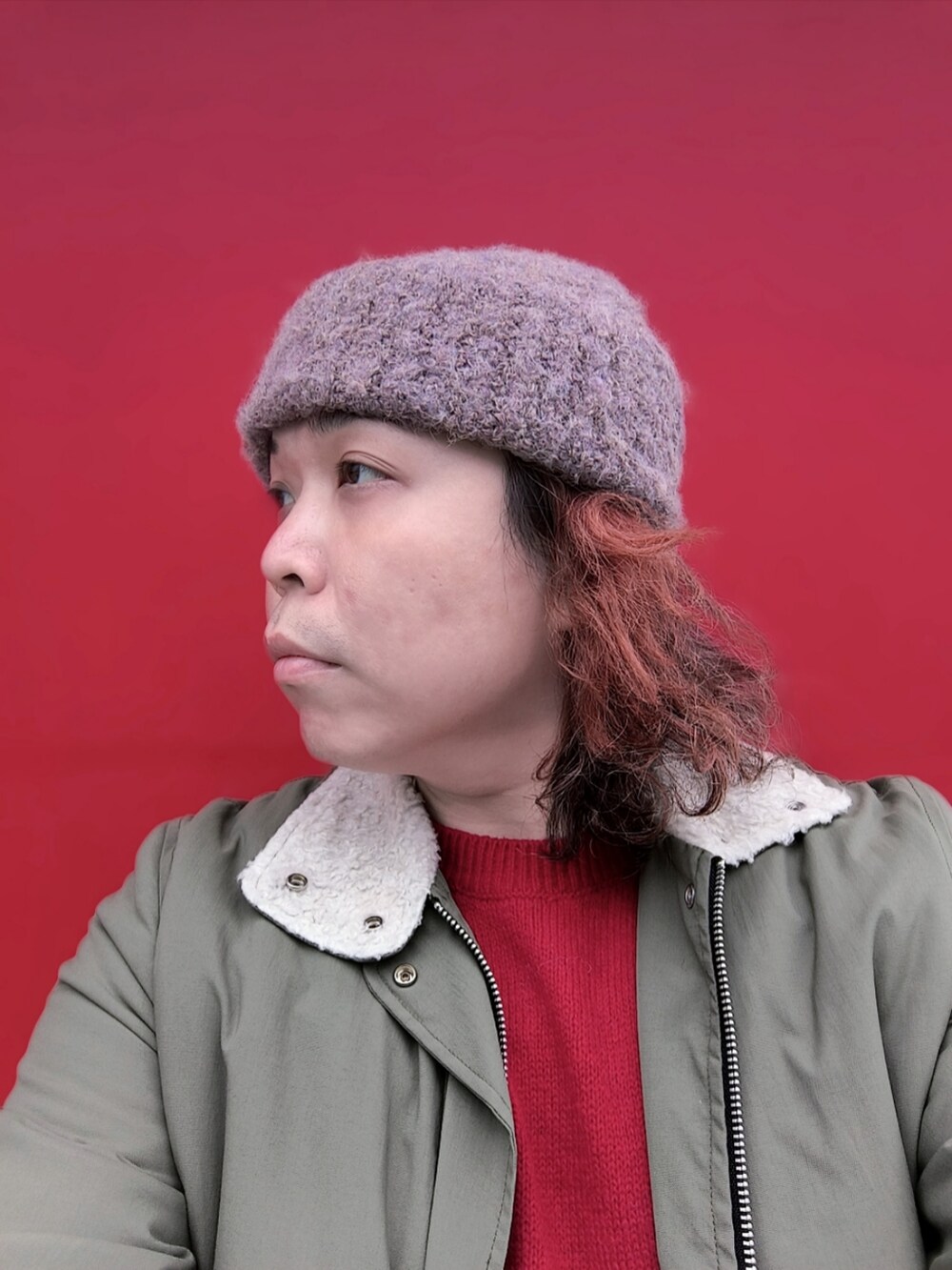「NUMERO 10 のアイテム（トートバッグ、レッド系）」を使った、Panda Ngさん（メンズ・180cm）の春コーディネートの3枚目の写真