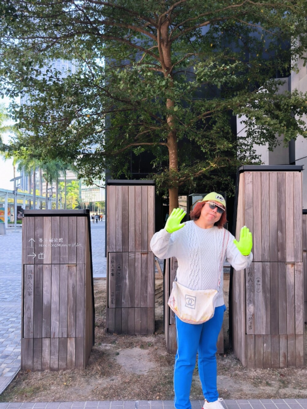 「SUNDAY BESTのアイテム（ニット/セーター、グレー系）」を使った、Panda Ngさん（メンズ・180cm）の冬コーディネートの3枚目の写真