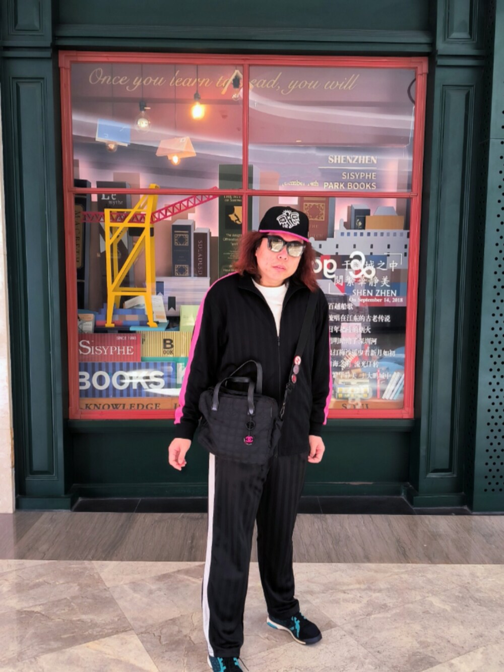 「CHANELのアイテム（ビジネスバッグ、ブラック系）」を使った、Panda Ngさん（メンズ・180cm）の冬コーディネートの2枚目の写真