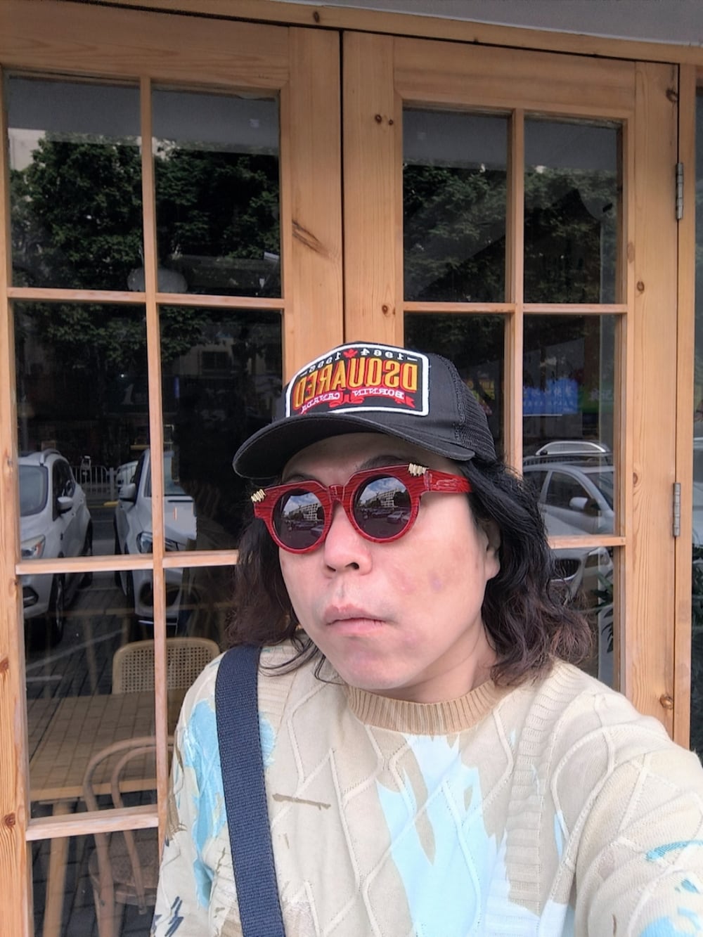 ベージュ系のパンツ、オレンジ系のシューズ、ベージュ系のニット/セーターを着用したメンズの冬コーディネートの3枚目の写真