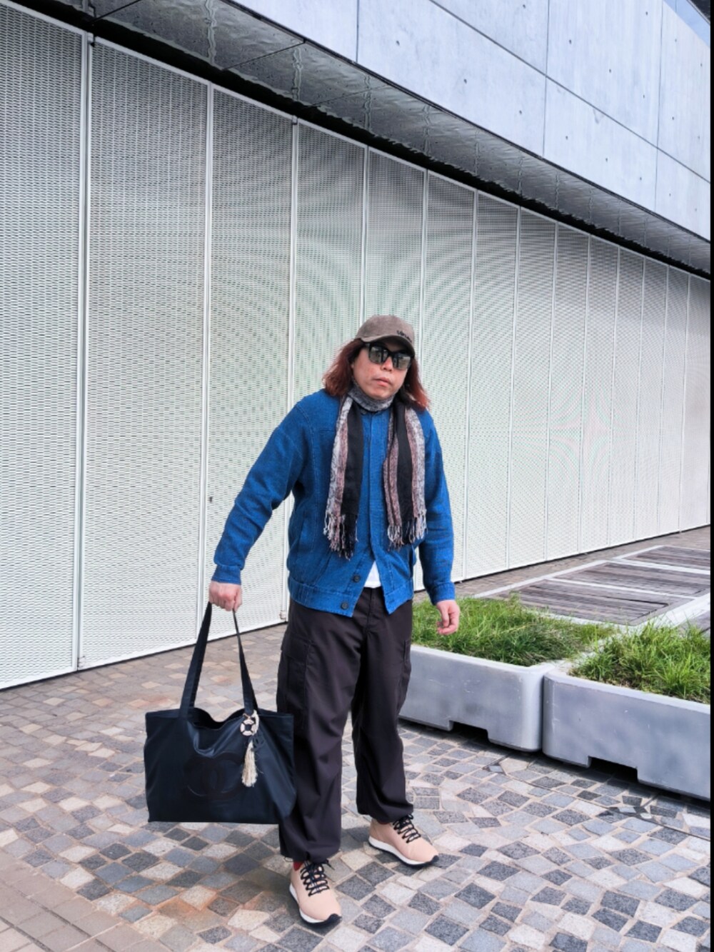 「CHANELのアイテム（エコバッグ/サブバッグ、ブラック系）」を使った、Panda Ngさん（メンズ・180cm）の冬コーディネートの2枚目の写真