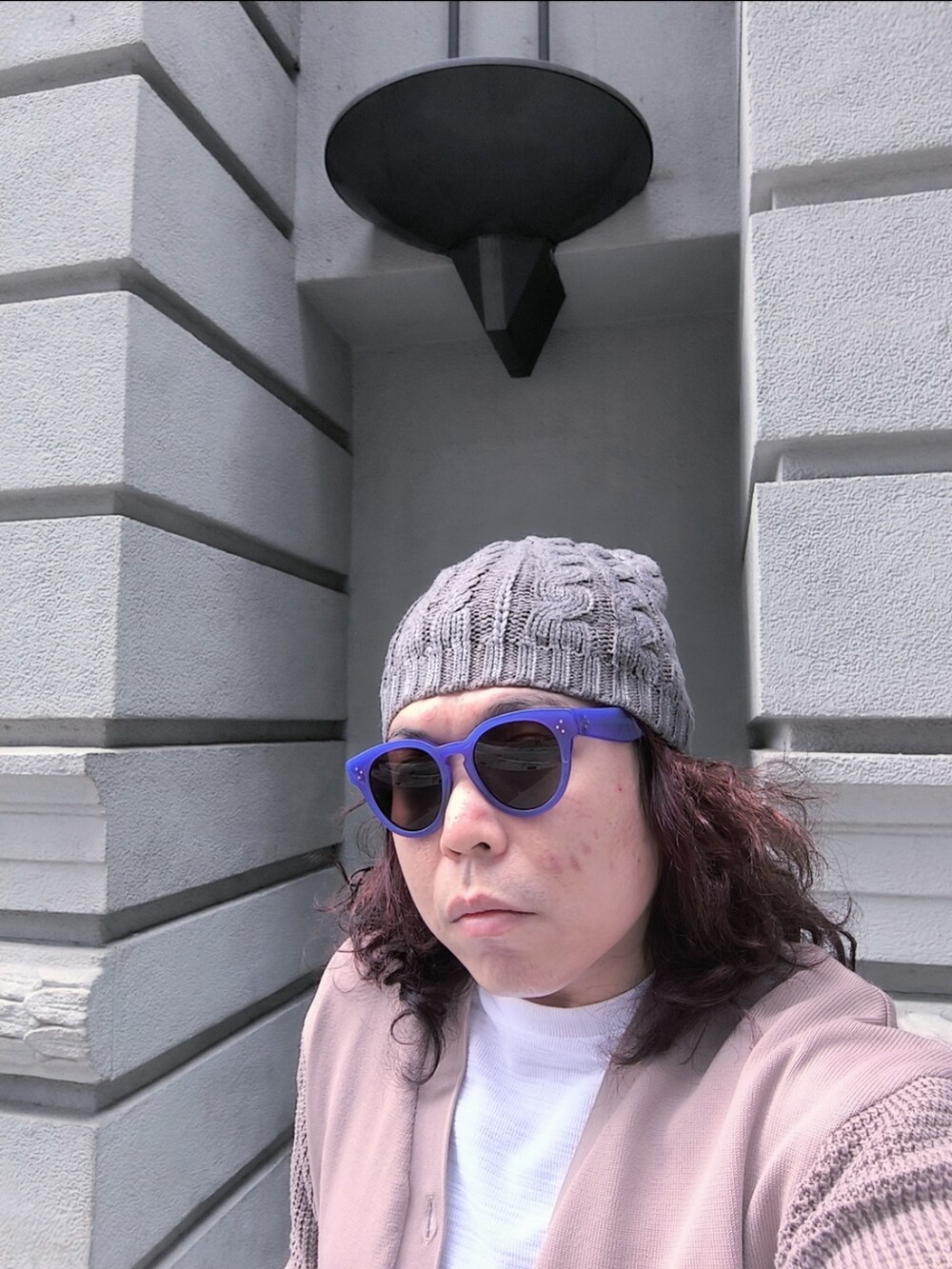 「LOUIS LEEMANのアイテム（スニーカー、ブルー系）」を使った、Panda Ngさん（メンズ・180cm）の冬コーディネートの3枚目の写真