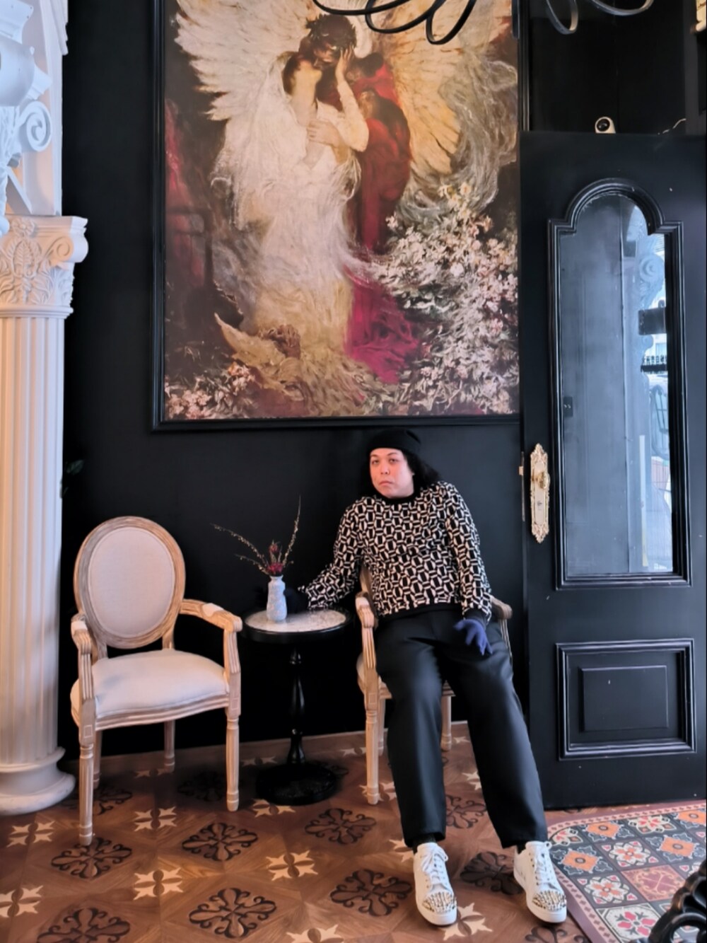 「CHANELのアイテム（スーツケース/キャリーバッグ、ブラック系）」を使った、Panda Ngさん（メンズ・180cm）の春コーディネートの4枚目の写真