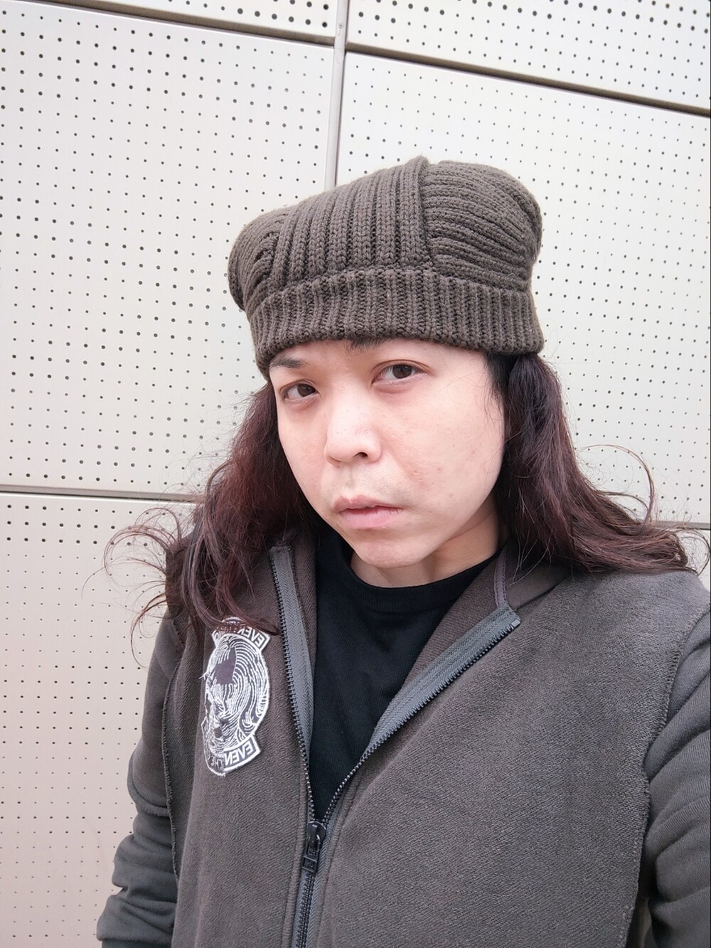 「no brandのアイテム（ニットキャップ/ビーニー、ブラウン系）」を使った、Panda Ngさん（メンズ・180cm）の冬コーディネートの2枚目の写真