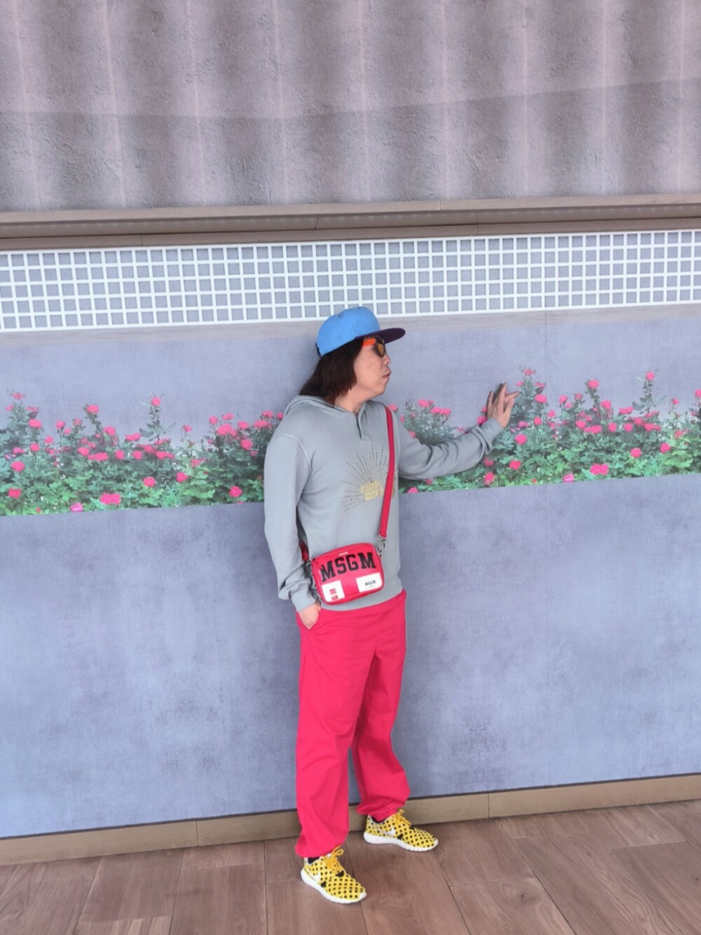 「MSGMのアイテム（バッグ、レッド系）」を使った、Panda Ngさん（メンズ・180cm）の春コーディネートの2枚目の写真