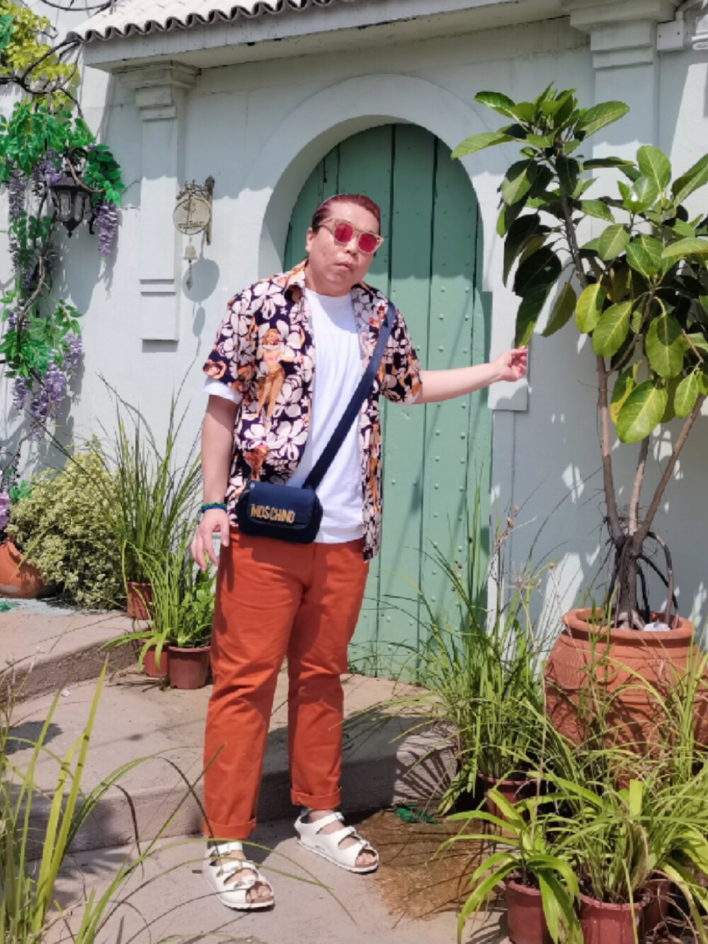「Cheersのアイテム（チノパンツ、オレンジ系）」を使った、Panda Ngさん（メンズ・180cm）の秋コーディネートの4枚目の写真