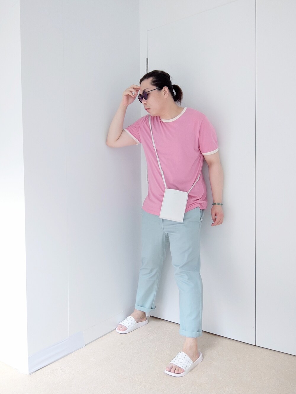 「FOREVER 21のアイテム（Tシャツ/カットソー、ピンク系）」を使った、Panda Ngさん（メンズ・180cm）の夏コーディネートの2枚目の写真